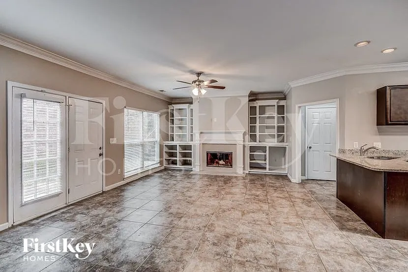 3 bed, 2.5 bath, 2846 sqft, $3,135 — Photo 2