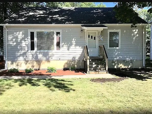 255 S 4th St, Clifton, IL 60927