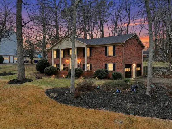 896 Oakhaven Forest Dr, Winston Salem, NC 27105