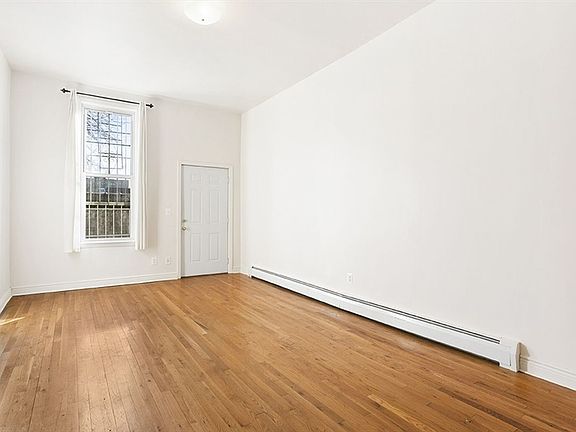 5th image of 204 Montrose Ave APT 1B