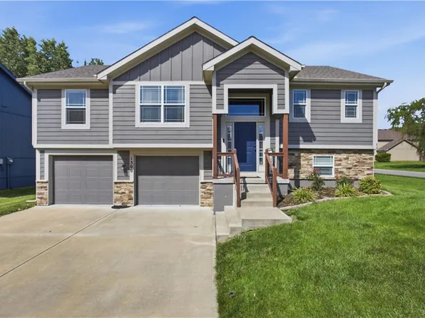1300 Regency Dr, Kearney, MO 64060