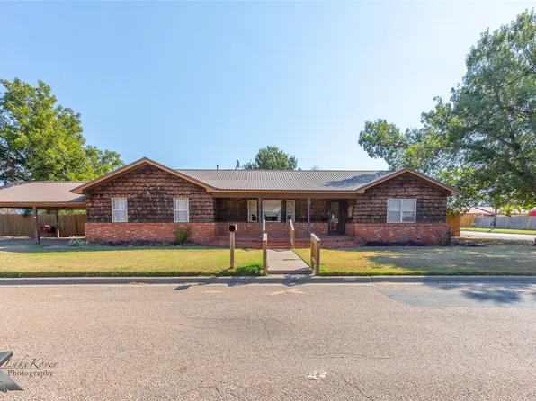680 S 11th Ave, Munday, TX 76371
