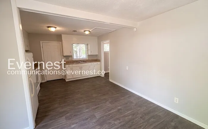 224 13th Ave NE — Photo 3