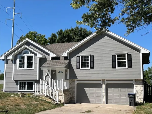 1208 NE Coronado Ct, Lees Summit, MO 64086