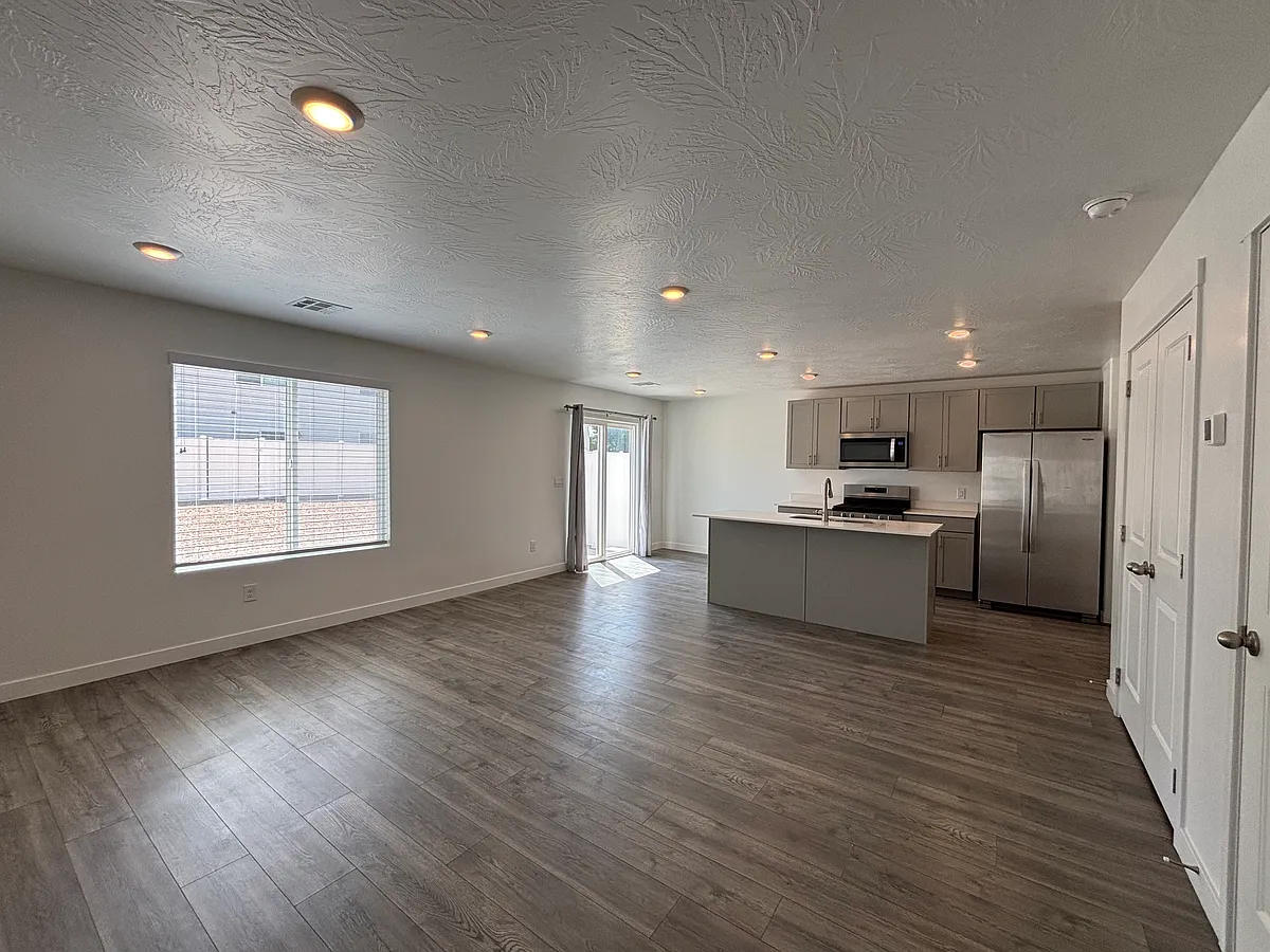 Building Photo - 393 W 2025 N