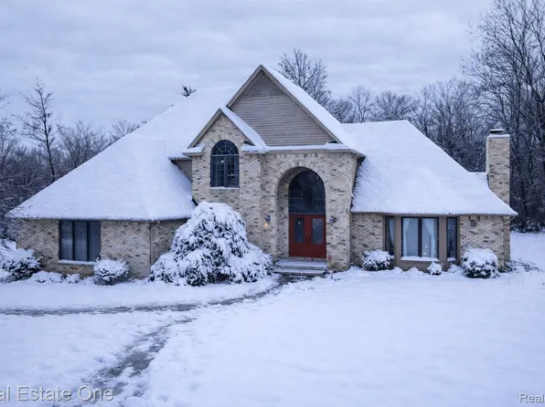 11514 Kings Knight Cir, Grand Blanc, MI 48439