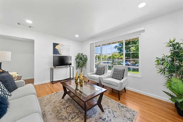 4 bed, 1345 sqft, $4,895 — Photo 3