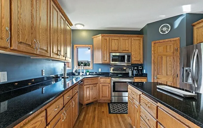 5 bed, 3.0 bath, 3500 sqft, $3,500 — Photo 2