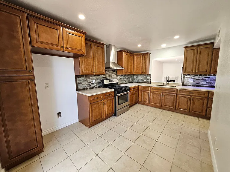 453 Ivy St — Photo 9