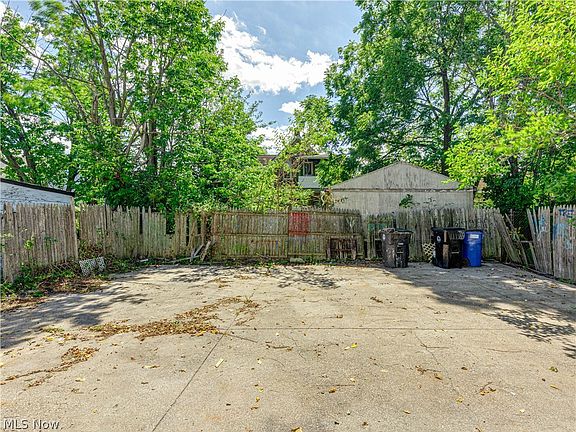 4th image of 10316 Way Ave