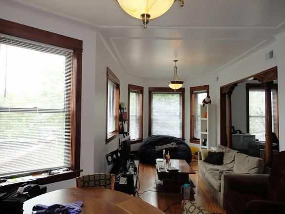 4th image of 3817 N Lakewood Ave Frnt 3