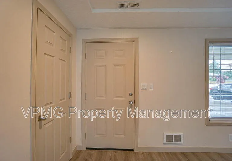 5404 NE 45th St — Photo 4