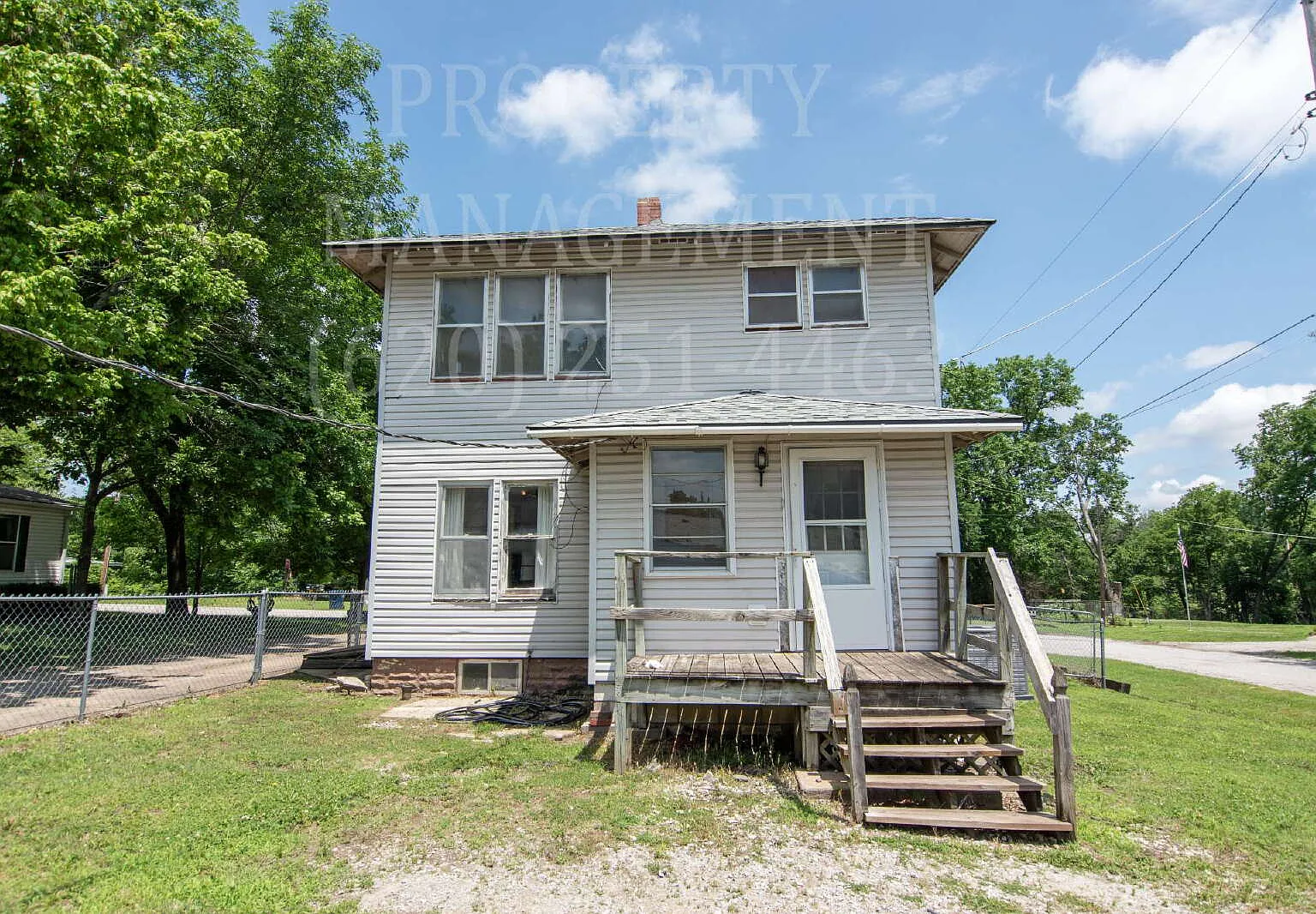 3 bed, 1.0 bath, 1129 sqft, $900 — Photo 1