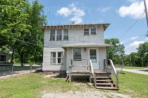 929 E Myrtle St Photo 1