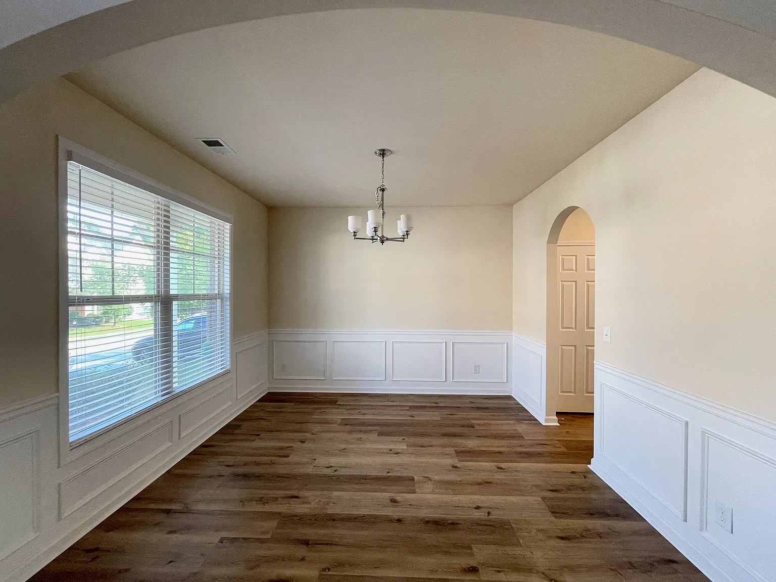 5 bed, 2638 sqft, $2,550 — Photo 3