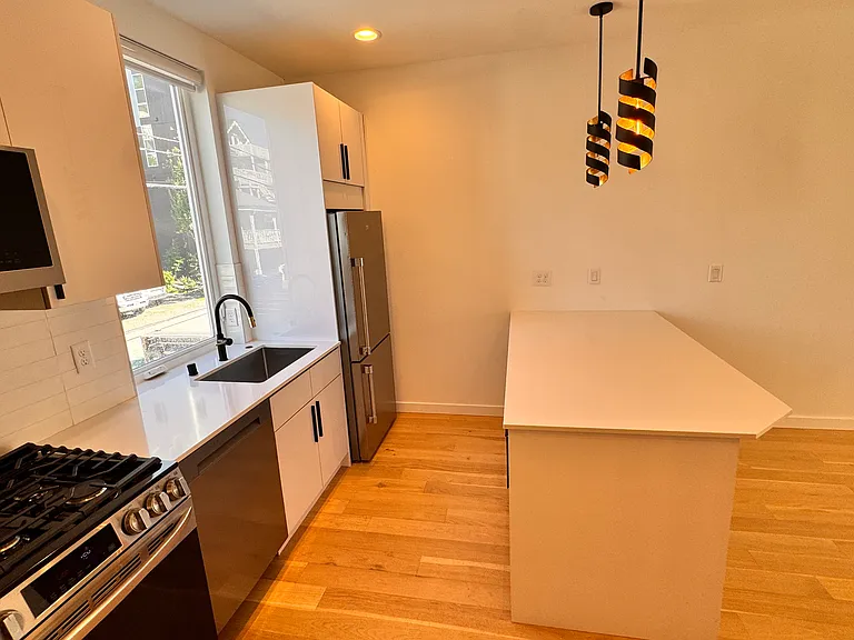 2344 Franklin Ave E — Photo 23