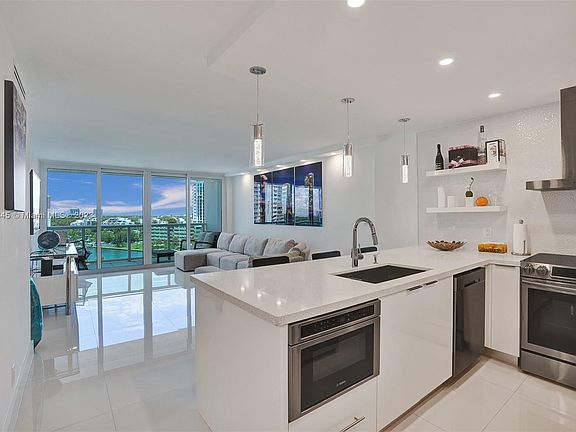 4th image of 100 Bayview Dr APT 802