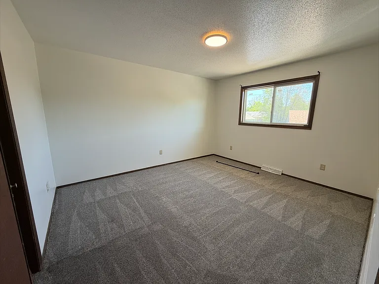 616 8th Ave NE #4 — Photo 7