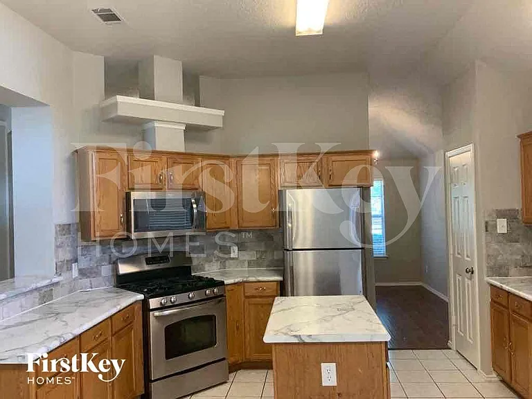 1933 Cochran Dr — Photo 4