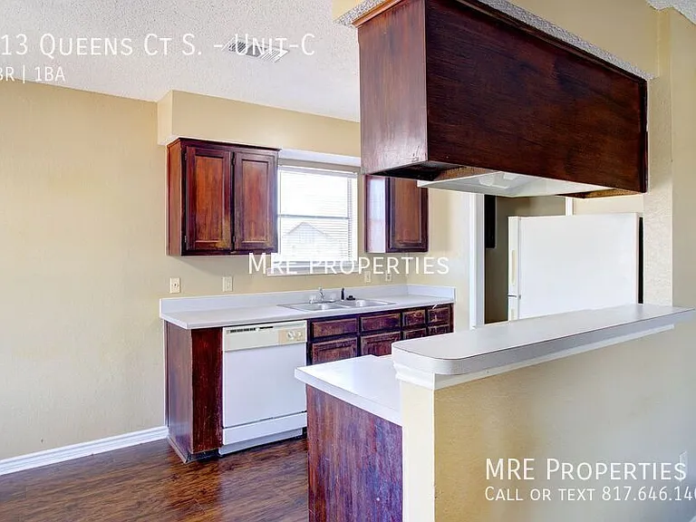 313 Queens Ct S #C — Photo 4