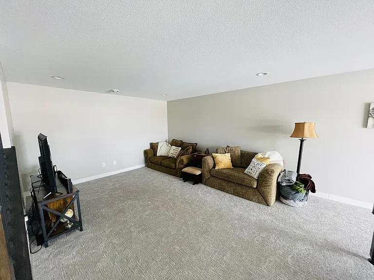 699 Steenhoek Ln NE — Photo 8