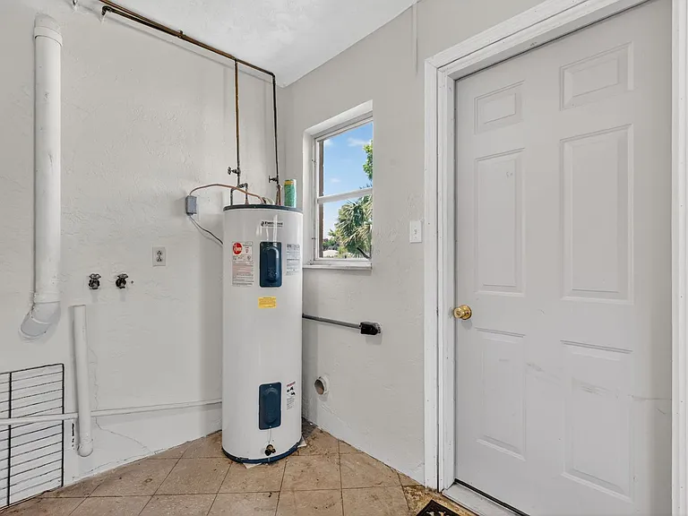 1627 Canal Ct — Photo 23