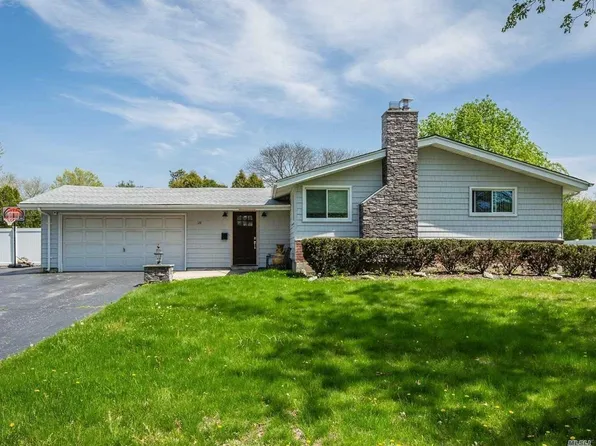 18 Lauren Ave, Dix Hills, NY 11746