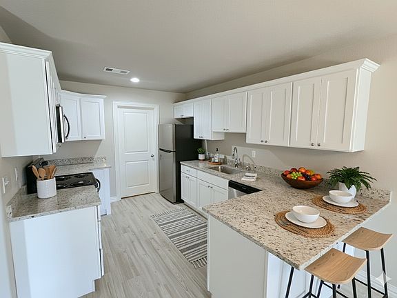 3rd image of 72 Pine Ridge Ln
