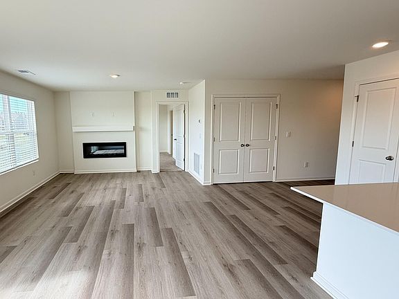 4th image of 1040 Carriage Place Dr