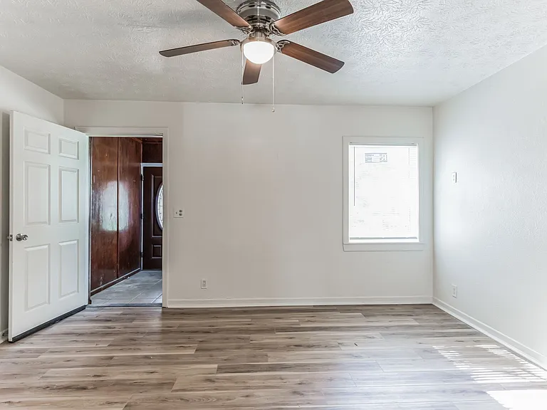 2504 Danson St — Photo 11