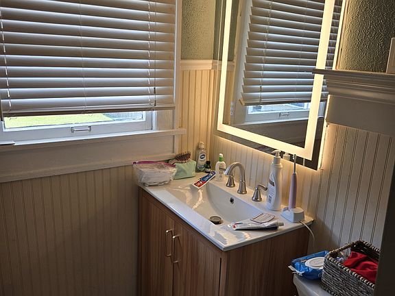 5th image of 242 1/2 10th Ave NE APT A
