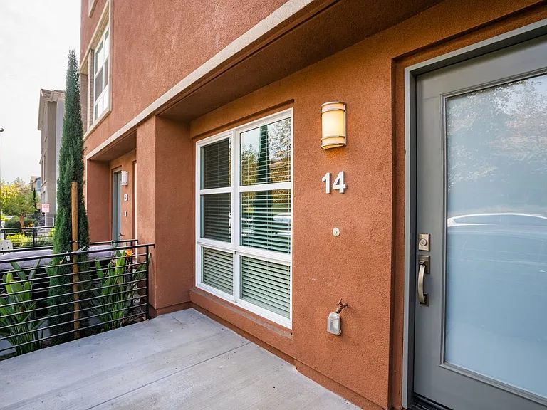 2700 E Chaucer St #14 — Photo 5