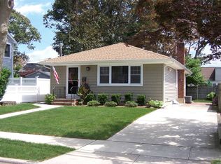 16 Shinnecock Ave, Massapequa, NY 11758