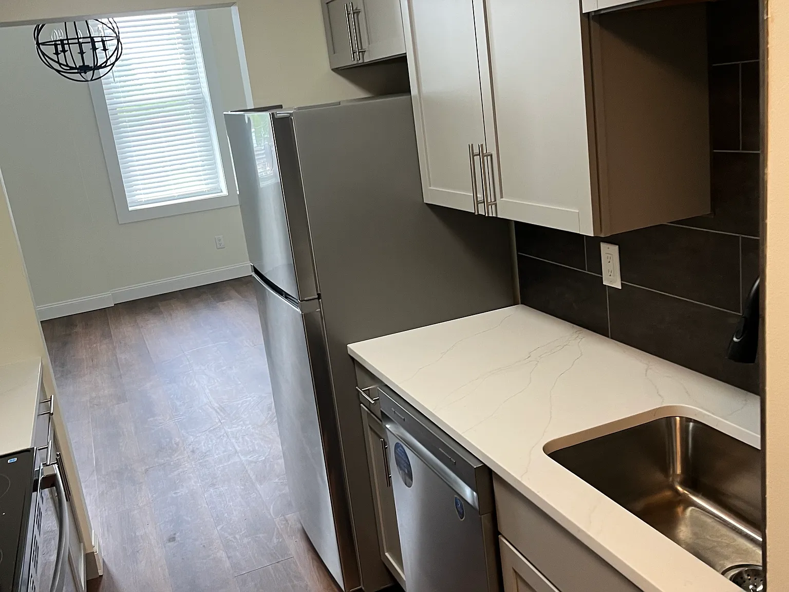 1 bed, 888 sqft, $1,600 — Photo 3