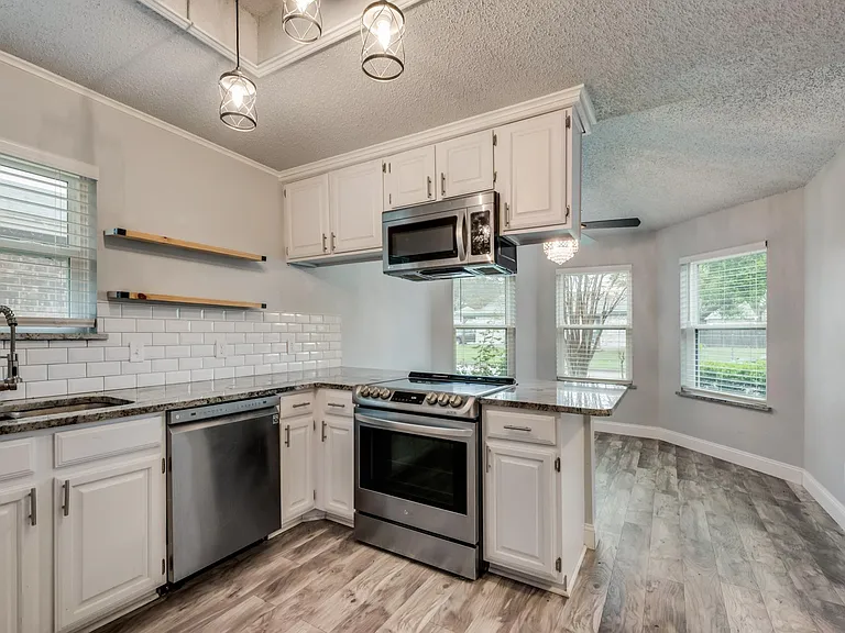 1002 Canary Ln — Photo 4