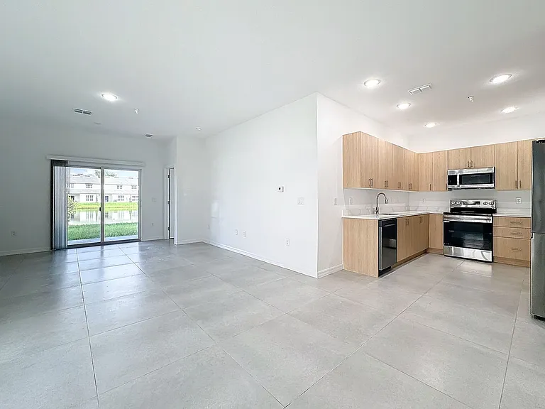 1748 Barton Towne Cir — Photo 10