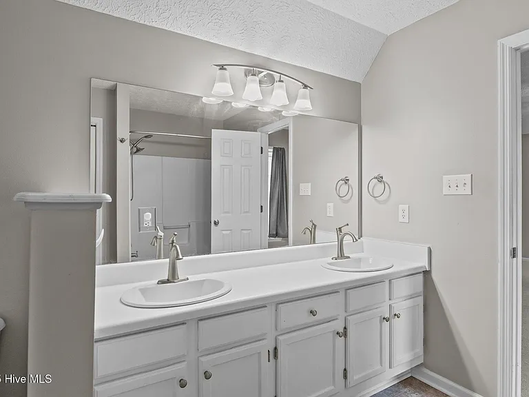 300 Foxhall Rd — Photo 29