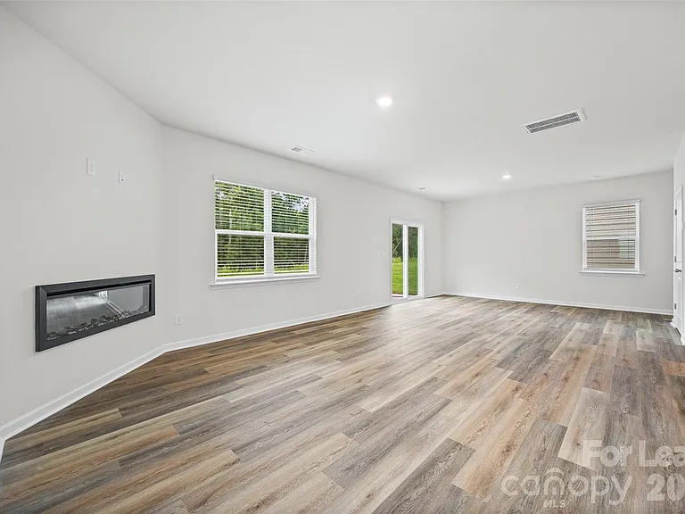 1010 Two Brothers Ln — Photo 8