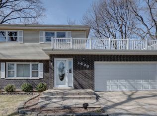 1628 Roslyn Rd, Roselle, IL 60172