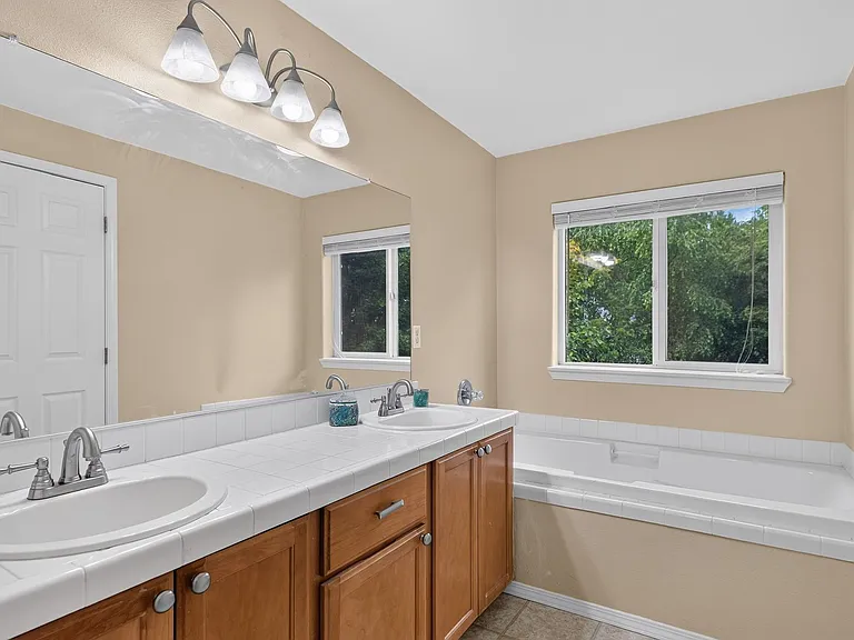 16347 SE Maduros Way — Photo 10