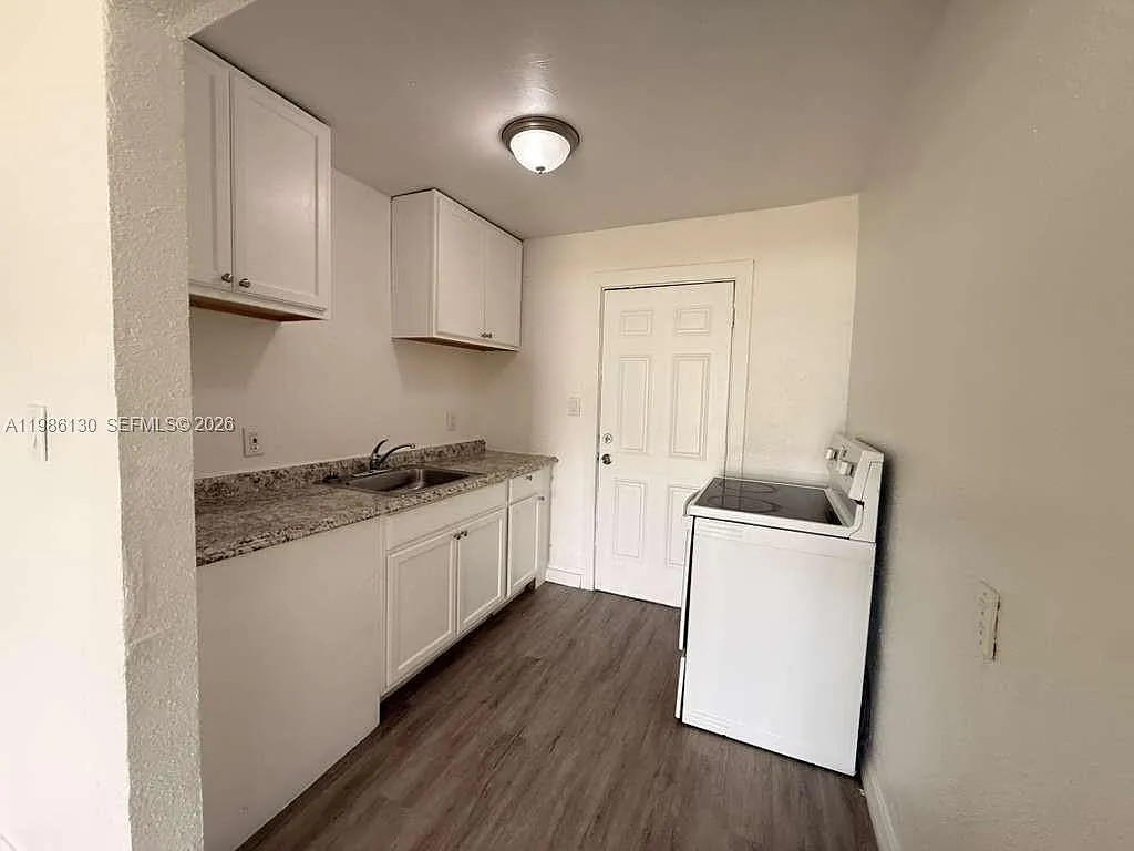 2 bed, 1.0 bath, 650 sqft, $1,200 — Photo 2