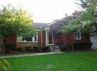 1525 Huntington Blvd, Grosse Pointe Woods, MI 48236