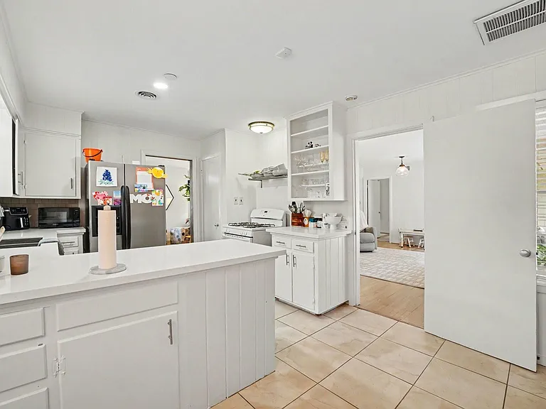 6267 Chevy Chase Dr — Photo 10