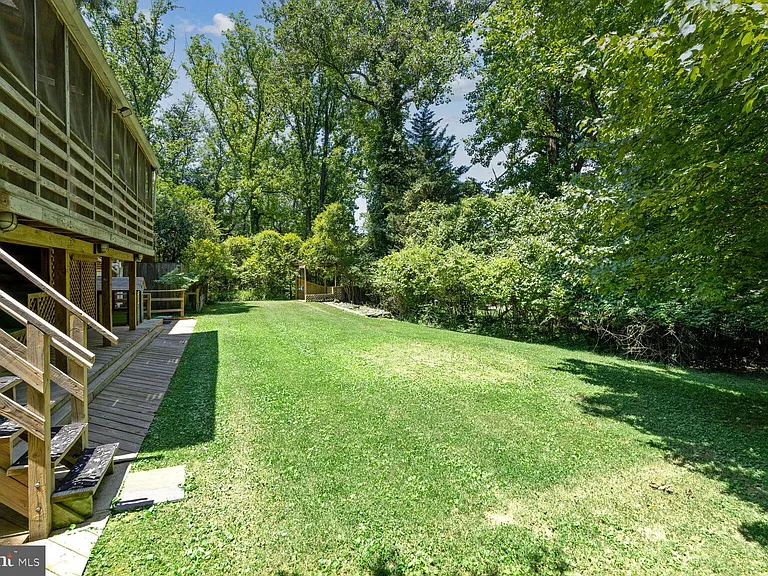 7001 Longwood Dr — Photo 22