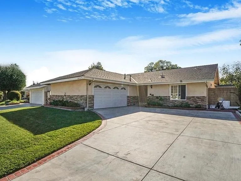 24121 El Tiradore Cir — Photo 2
