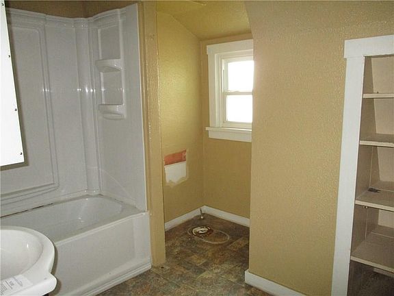 4th image of 510 N Broadway St