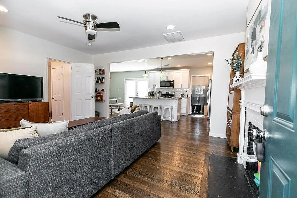 2 bed, 1.0 bath, 1075 sqft, $2,500 — Photo 1