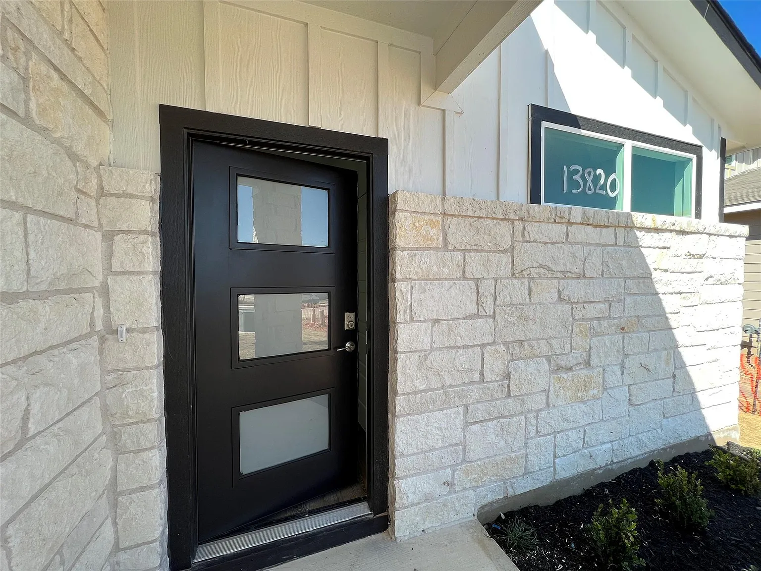 4 bed, 3.0 bath, 2322 sqft, $2,300 — Photo 4