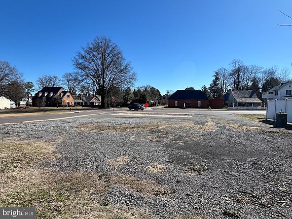 5th image of 802 S Main St