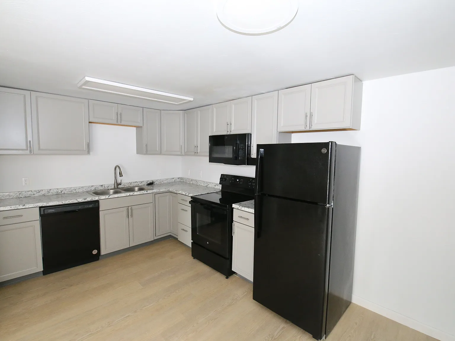 OakView Apartments — Photo 3